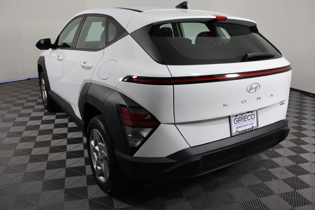 Used 2027 Atlas White Hyundai SE image 6