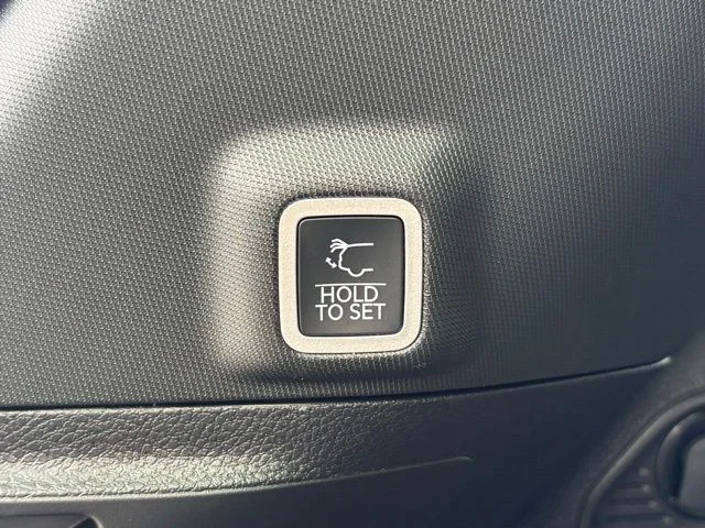New 2026 Bright White Clear-Coat Exterior Paint Jeep Altitude image 11