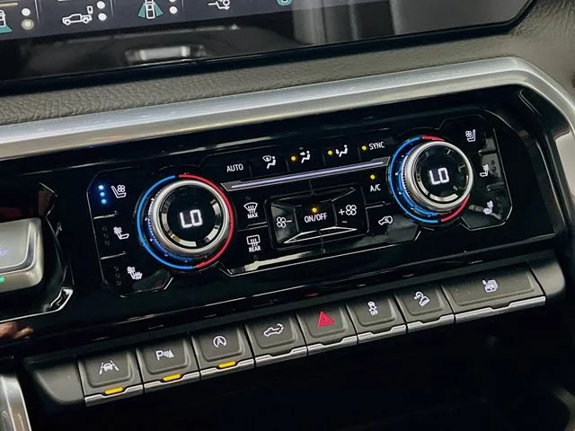 Used 2022 Silver GMC Denali image 19