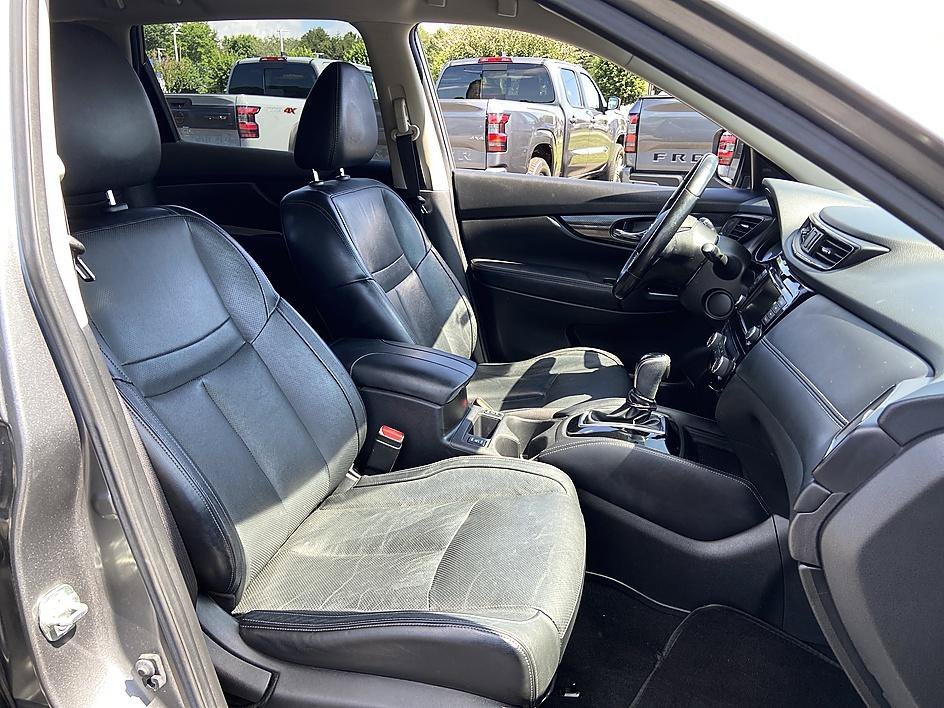 Used 2018 Gun Metallic Nissan SL image 17