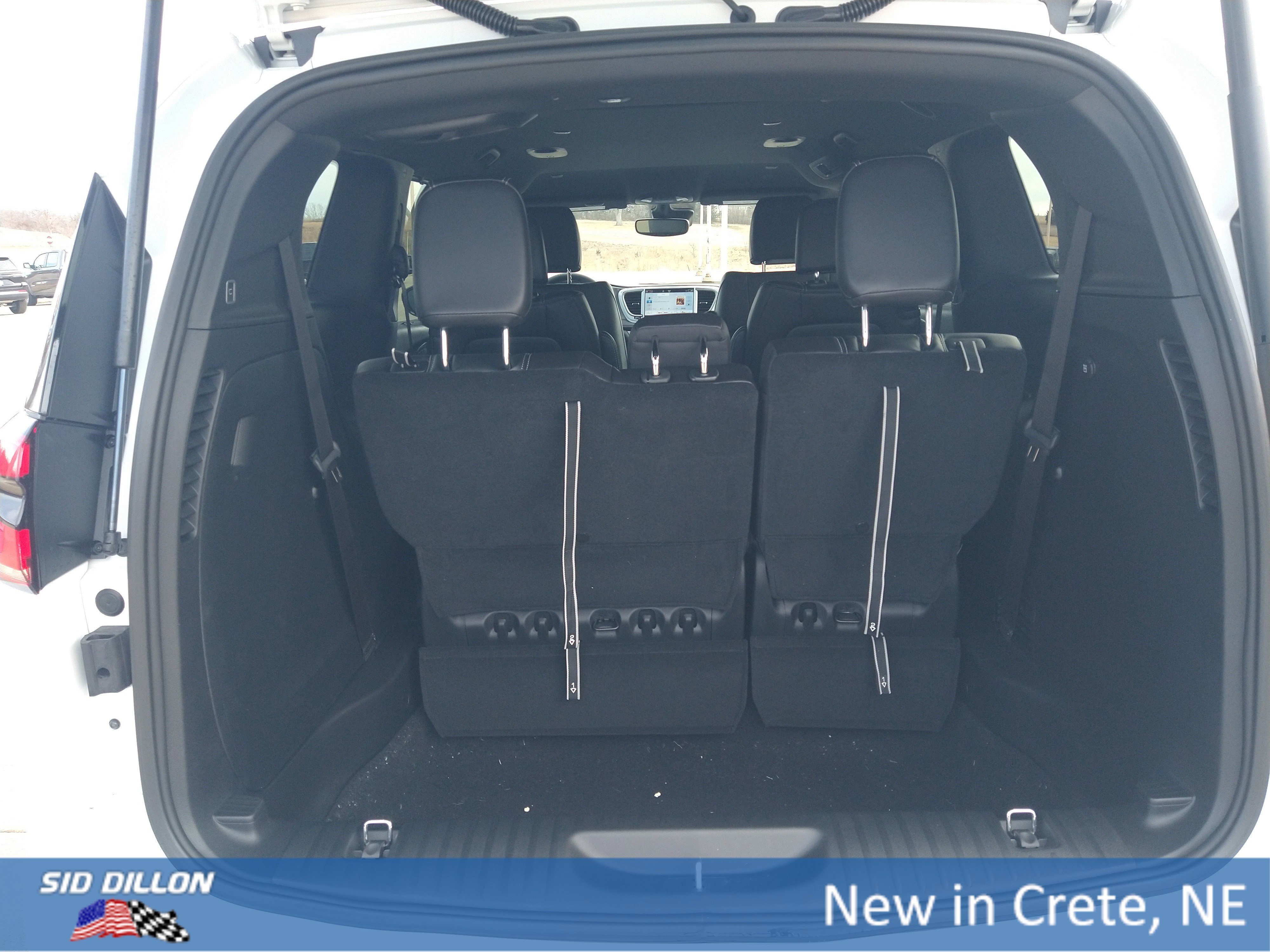 New 2026 Bright White Clear-Coat Exterior Paint Chrysler Select image 15