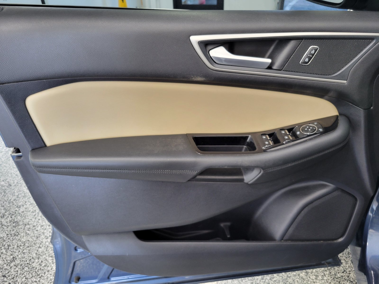 Used 2019 Blue Ford SEL image 6