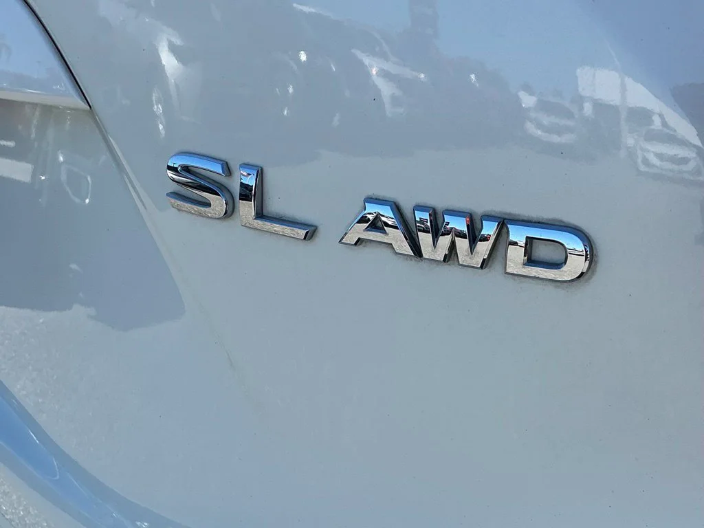 Used 2022 White Nissan SL image 19