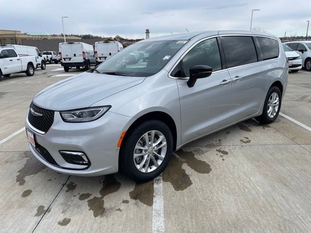 2026 Chrysler Pacifica Select AWD's photo