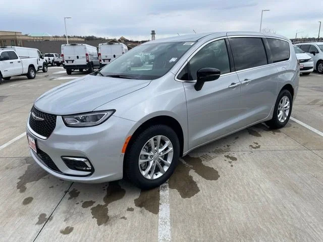 2026 Chrysler Pacifica Select AWD's photo