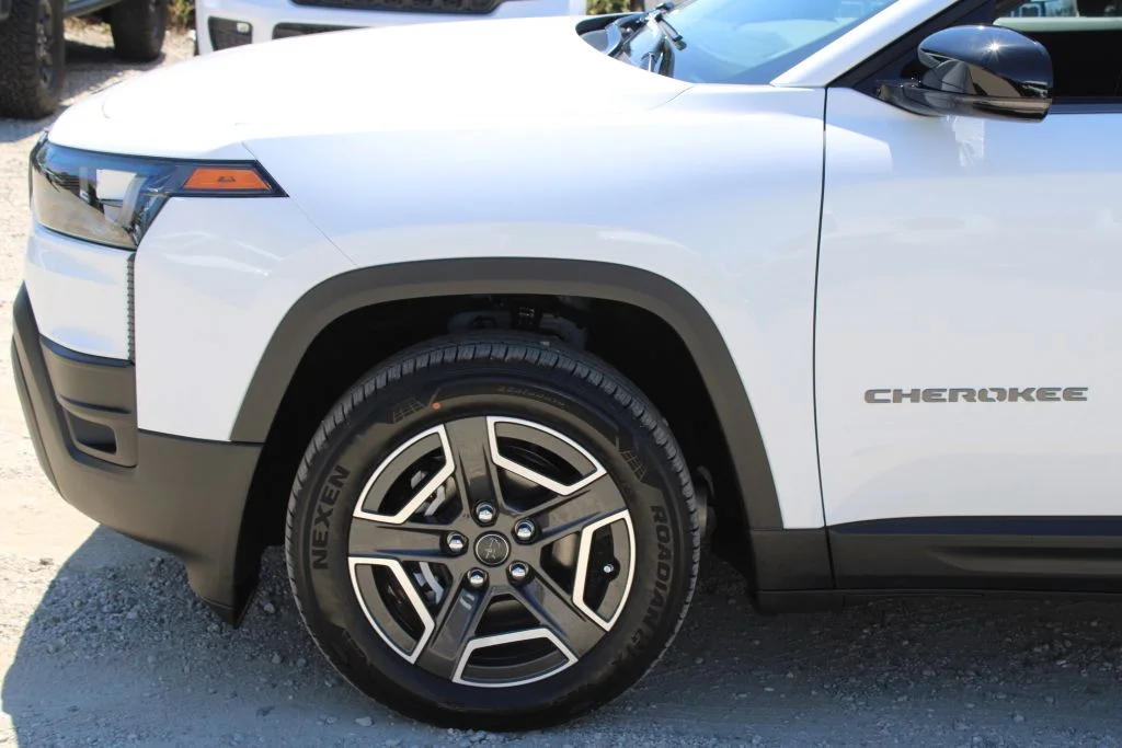New 2026 Bright White Clear-Coat Exterior Paint Jeep Limited image 7