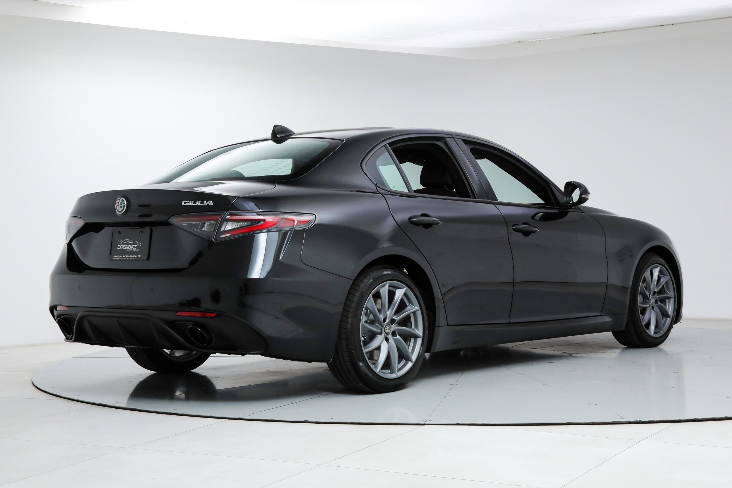 New 2026 Vulcano Black Metallic Exterior Paint Alfa Romeo  image 5