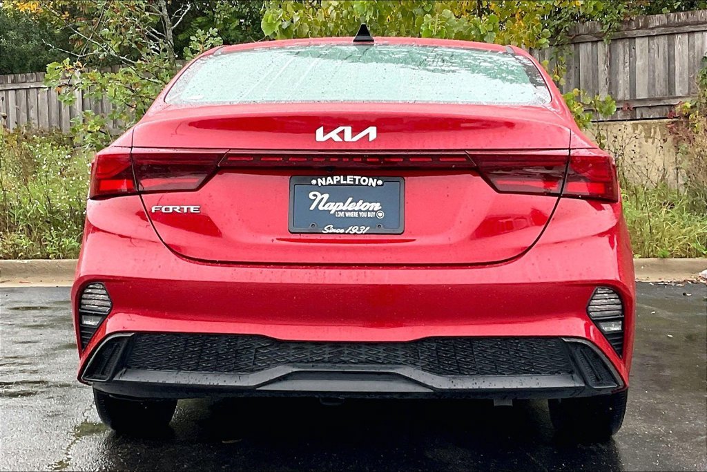 Used 2023 Red Kia LXS image 3