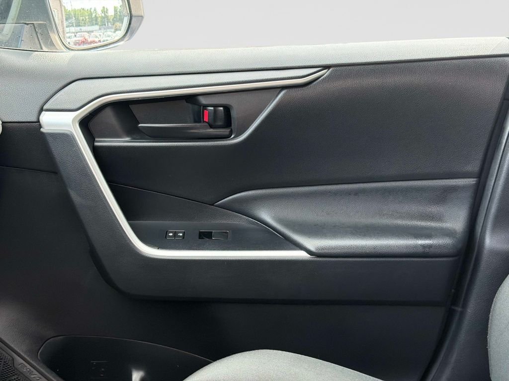 Used 2022 White Toyota LE image 22