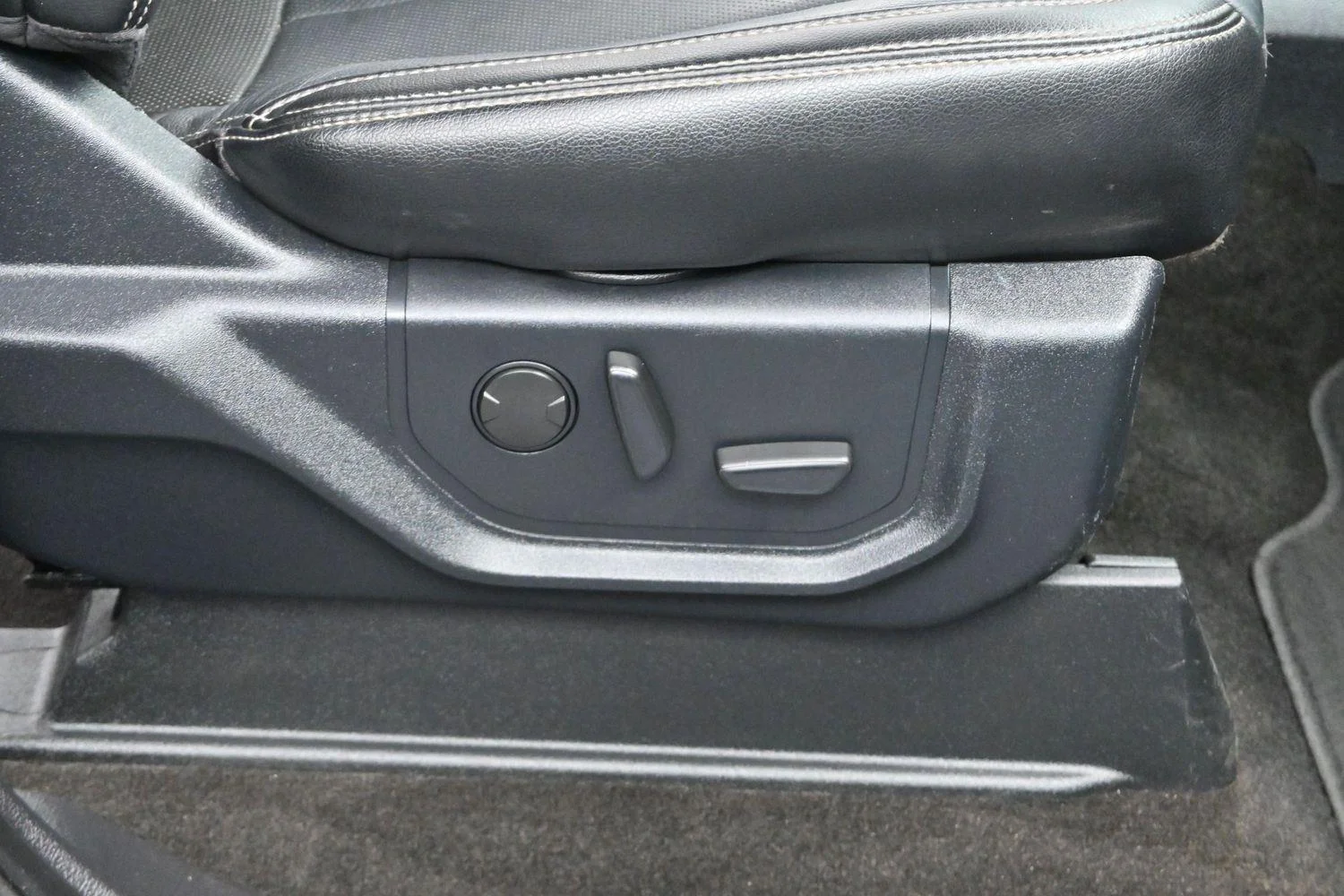 Used 2020 Magma Red Ford LARIAT image 33