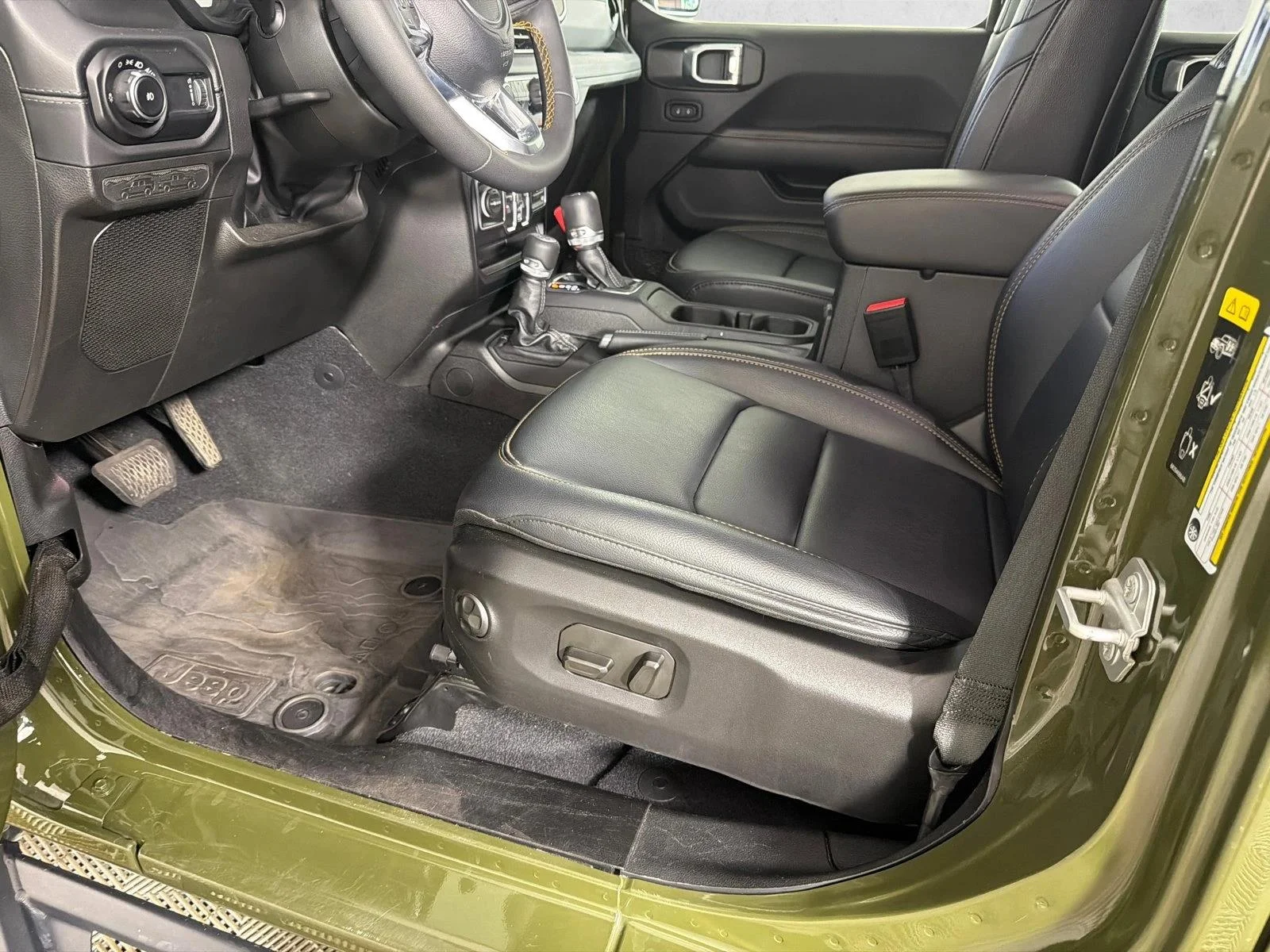 Used 2024 Green Jeep Sahara image 9