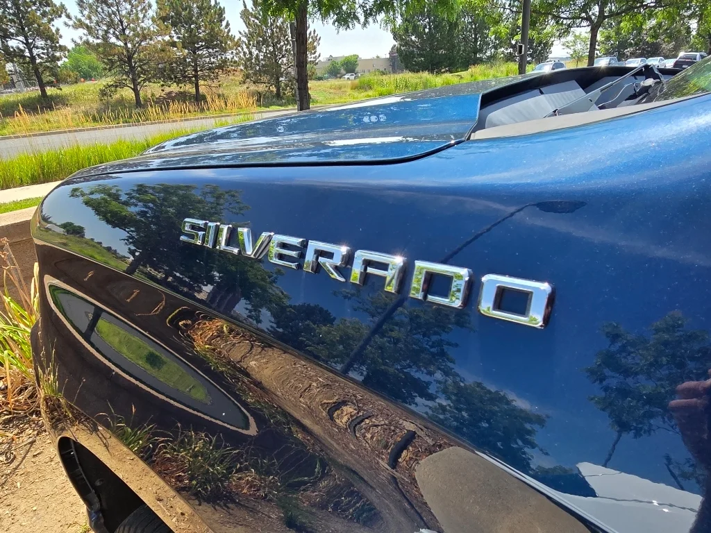 Used 2019 Northsky Blue Metallic Chevrolet Custom image 9