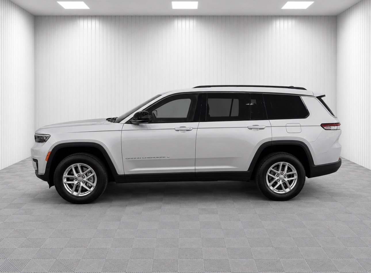 Used 2025 Silver Zynith Jeep Laredo X image 5