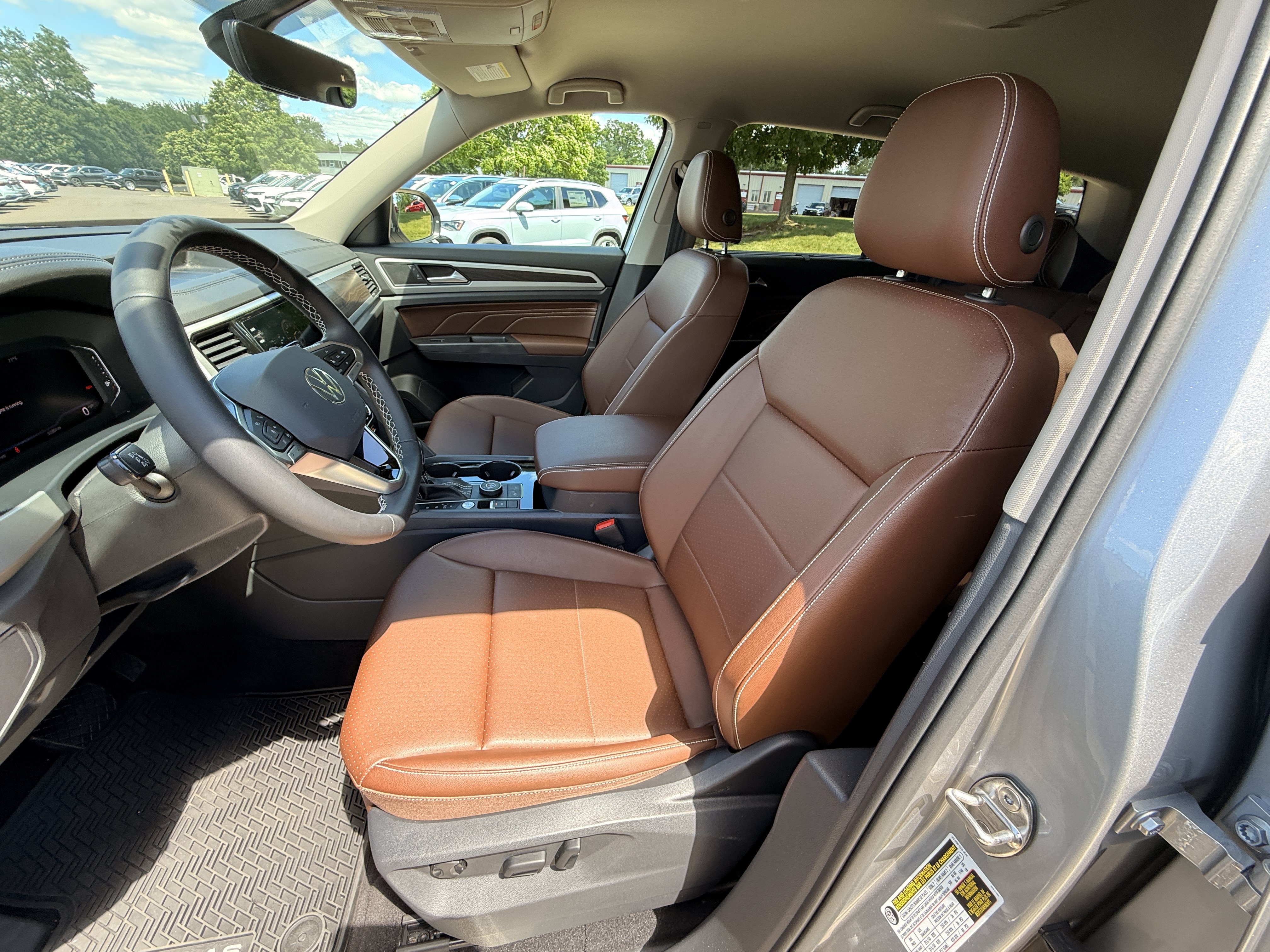Used 2023 Silver Volkswagen 3.6L V6 SE w/Technology image 24