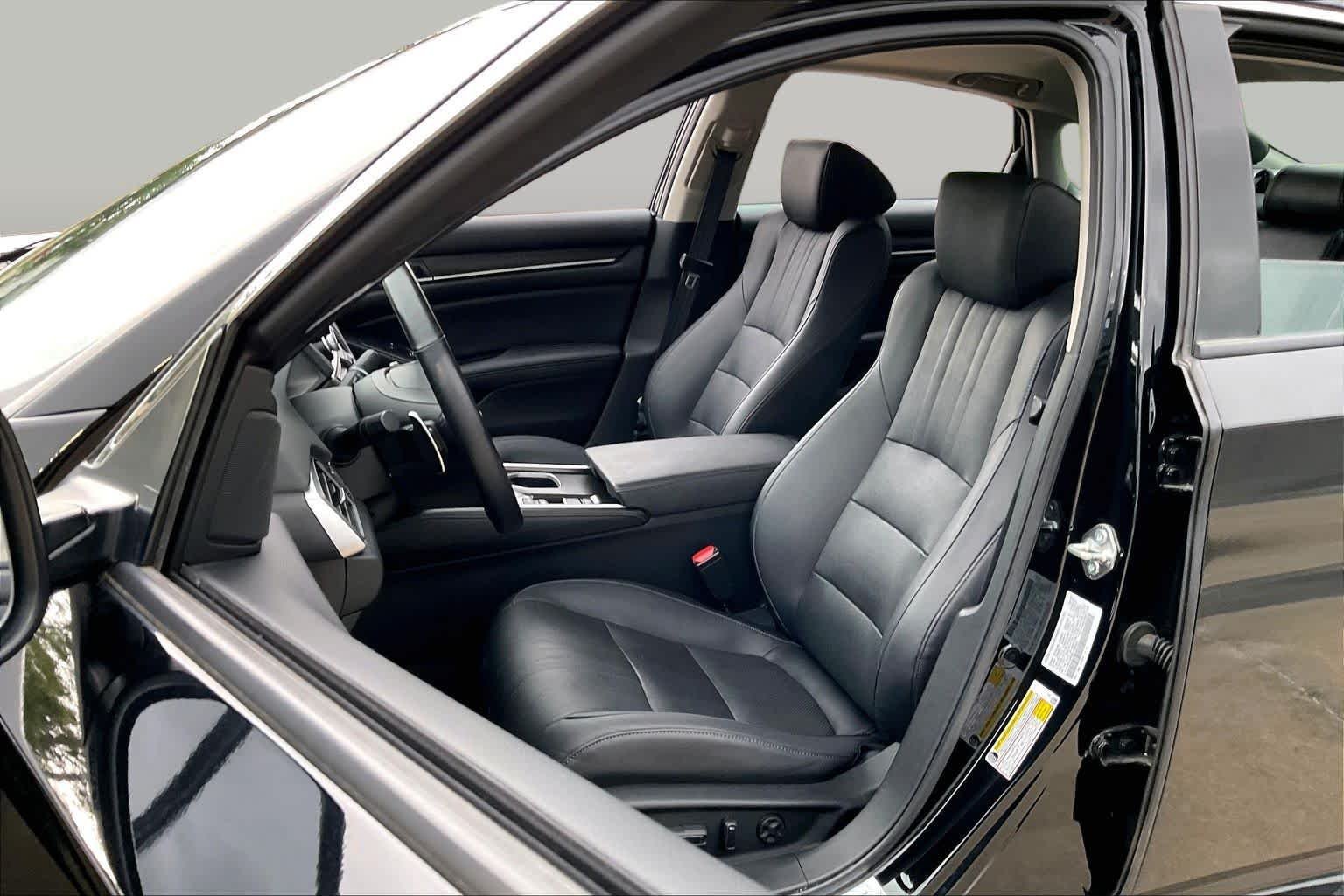 Used 2020 Crystal Black Pearl Honda Touring image 8