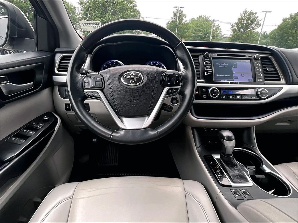 Used 2019 White Toyota XLE image 18