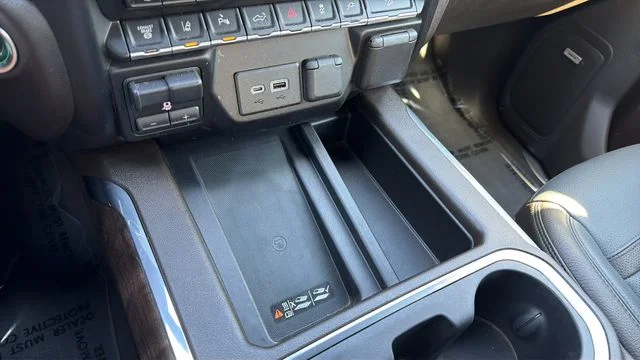 Used 2022 White GMC Denali image 38