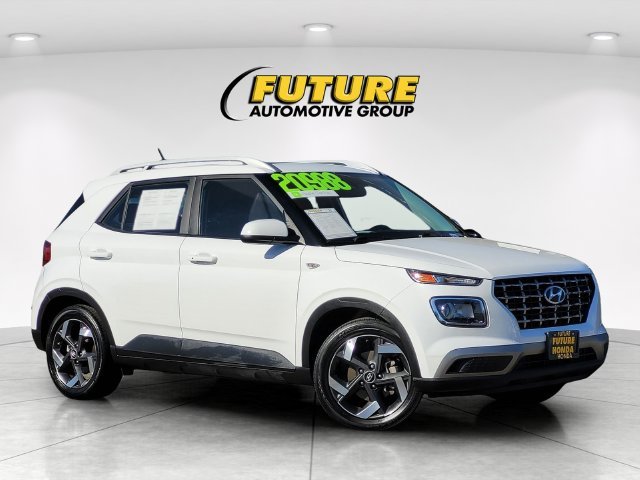 Used 2025 White Hyundai SEL image 1