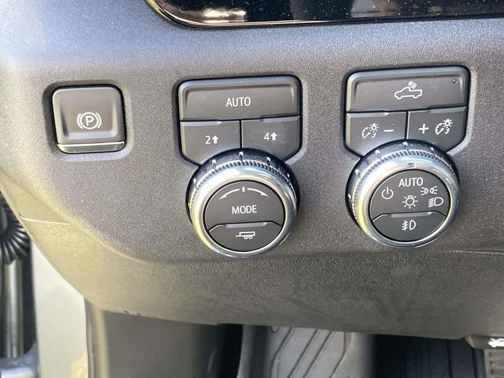New 2026 Sterling Metallic GMC Elevation image 25