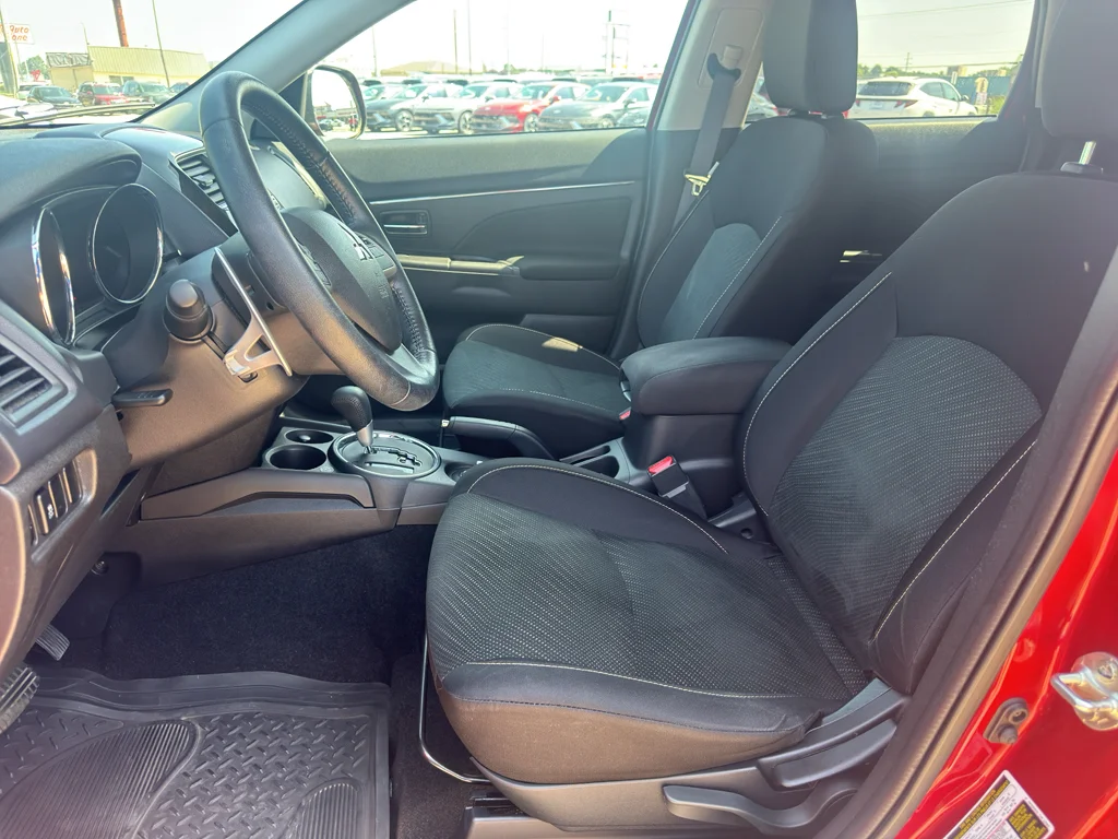 Used 2015  Mitsubishi SE image 9