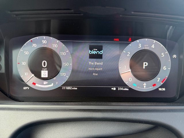 Used 2024  Land Rover Dynamic SE image 14