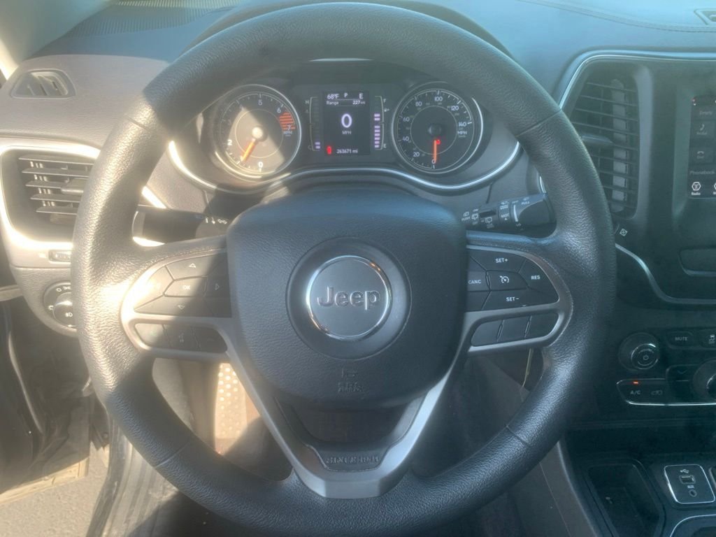 Used 2019 Diamond Black Crystal Pearlcoat Jeep Latitude image 10