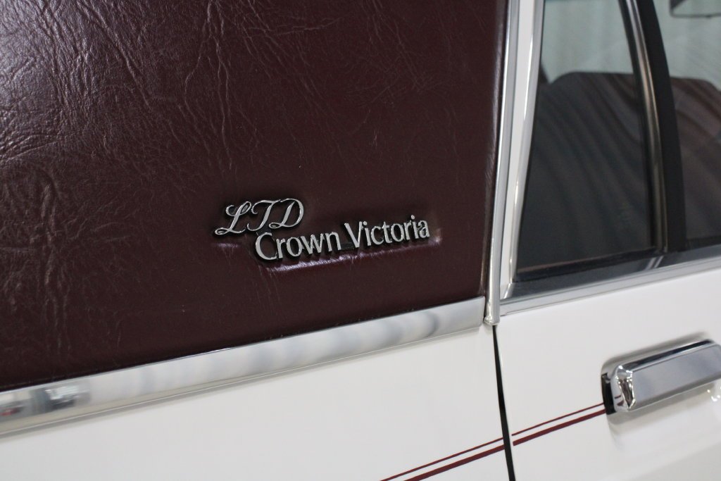 Used 1987 White Ford LX image 26
