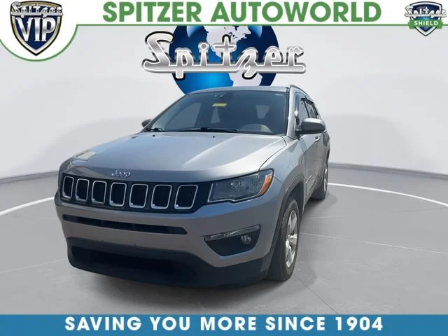 Used 2018 Silver Jeep Latitude image 3