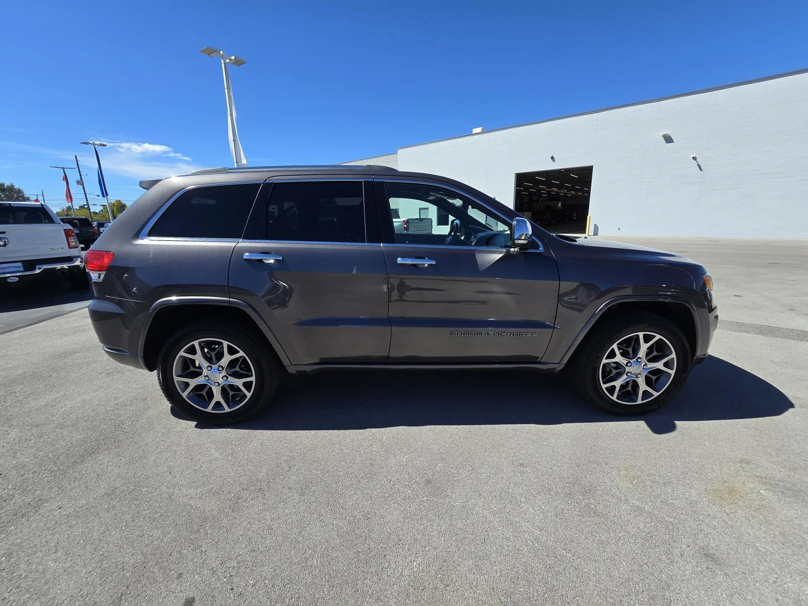 Used 2020 Gray Jeep Overland 4x4 image 8