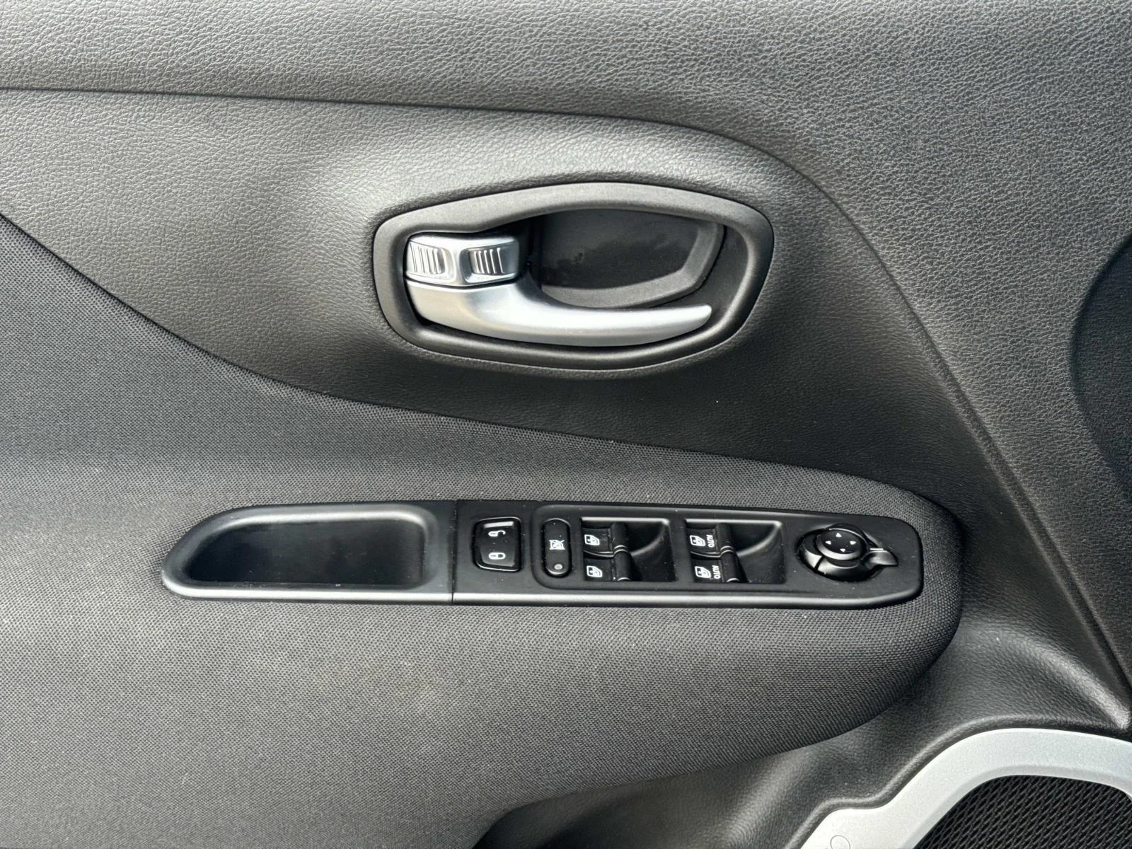 Used 2021 Granite Crystal Metallic Clearcoat Jeep Latitude FWD image 19