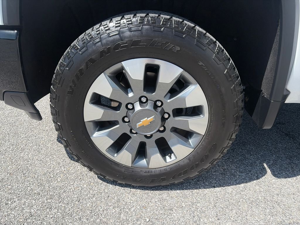 Used 2025 White Chevrolet Custom image 26
