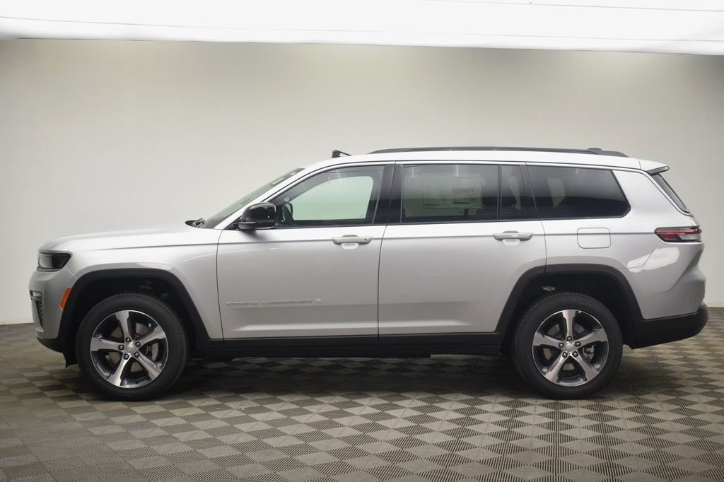 New 2026 Silver Zynith Exterior Paint Jeep Limited image 15