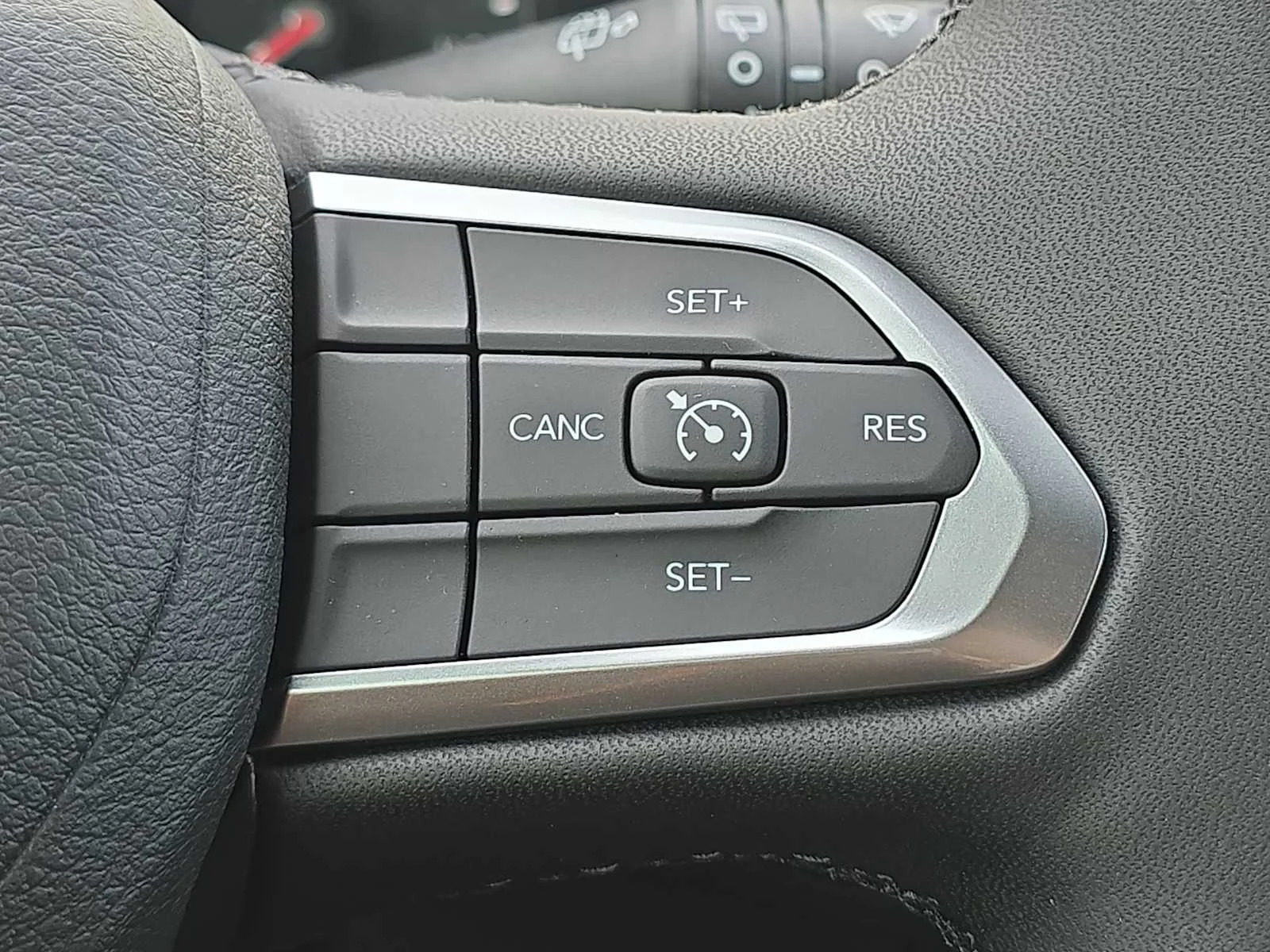 New 2026 Hydro Blue Pearl-Coat Exterior Paint Jeep Latitude image 28