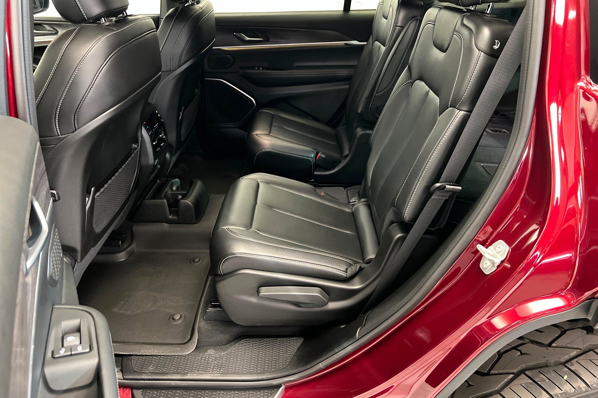 Used 2025 Velvet Red Pearlcoat Jeep Limited image 22