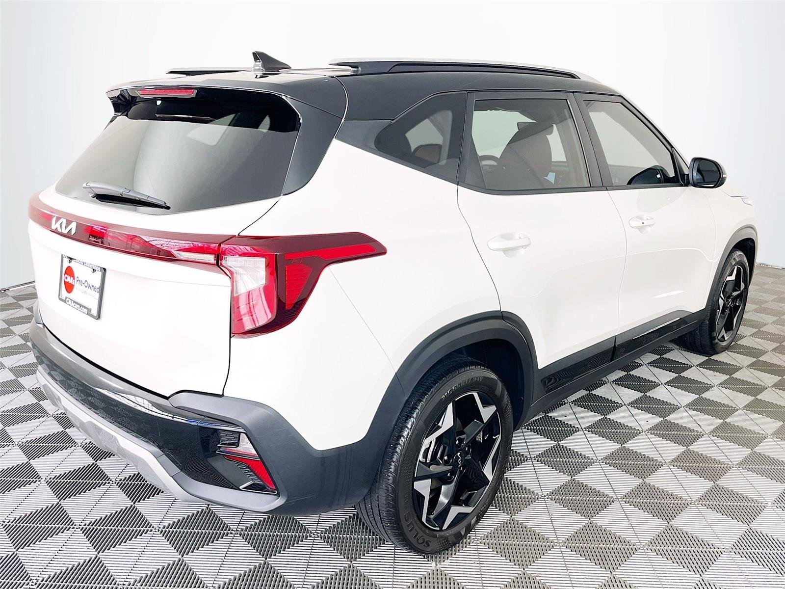 Used 2025 Clear White/Fusion Black Roof Kia S image 10