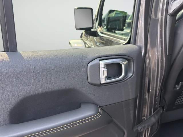 New 2026 Granite Crystal Metallic Clear-Coat Exterior Paint Jeep Sahara image 32