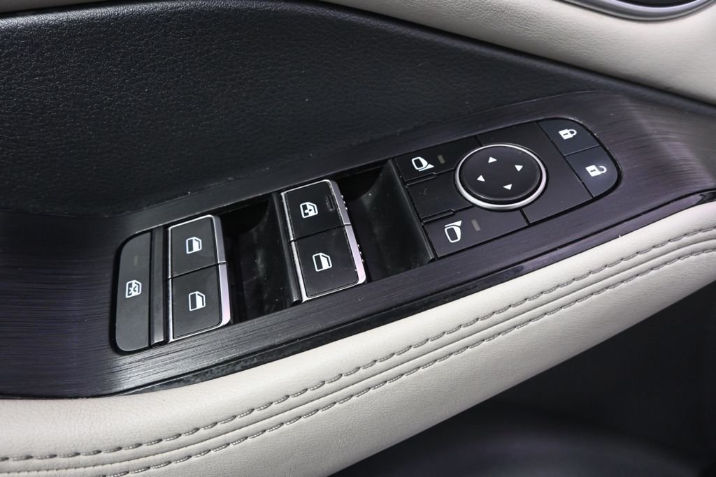 Used 2021 Pearl White Nissan SL image 23