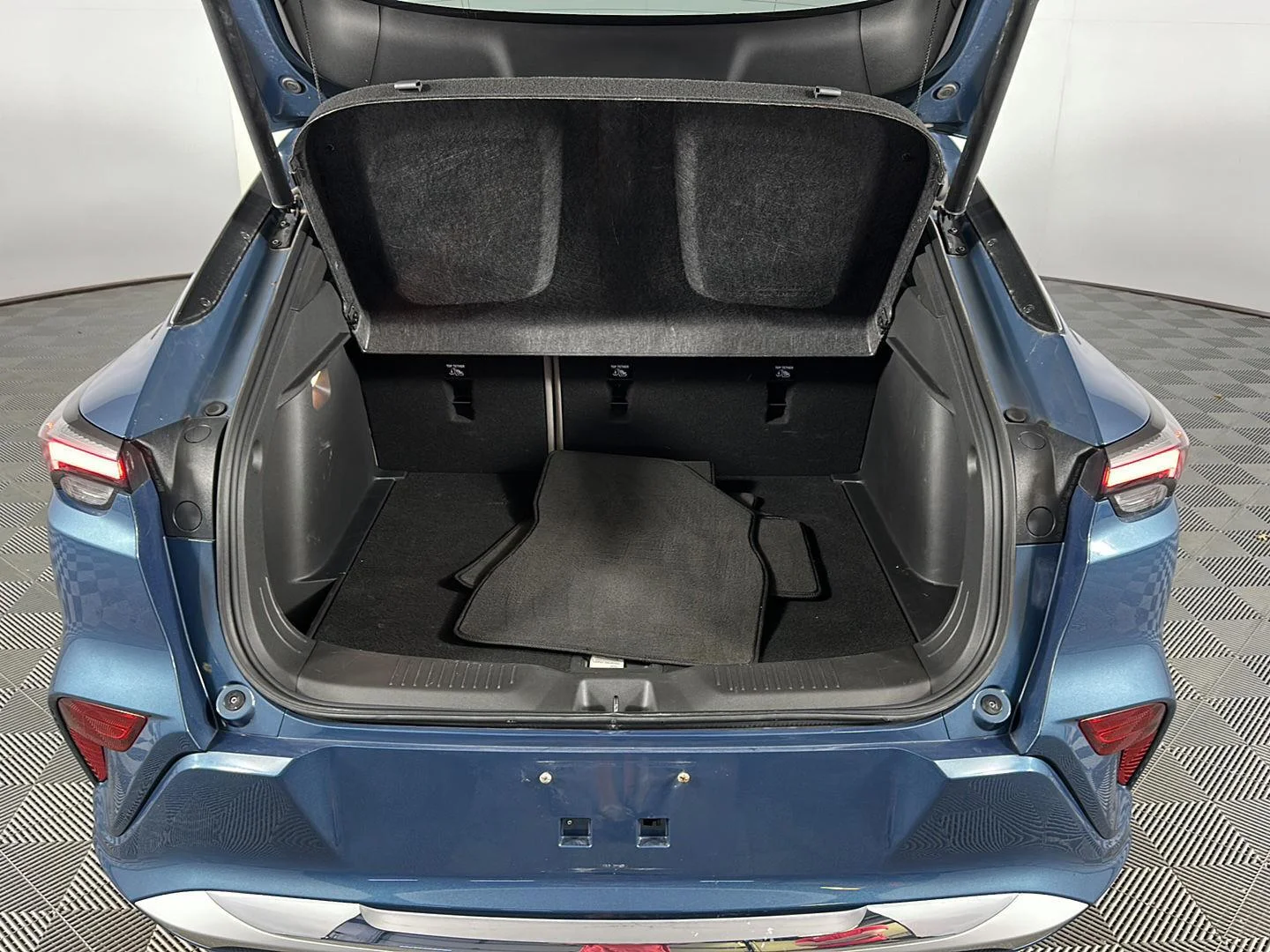 Used 2024 Ocean Blue Metallic Buick Avenir image 30