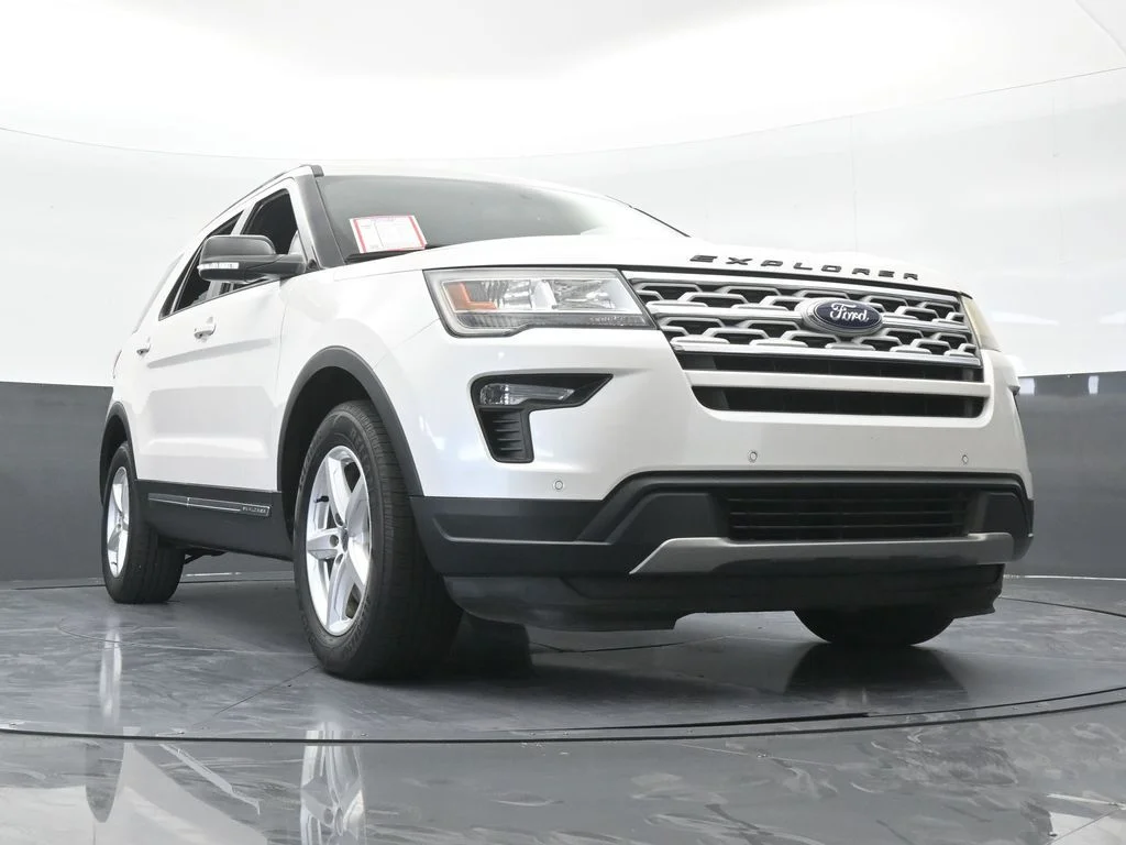 Used 2018 White Platinum Clearcoat Metallic Ford XLT image 65