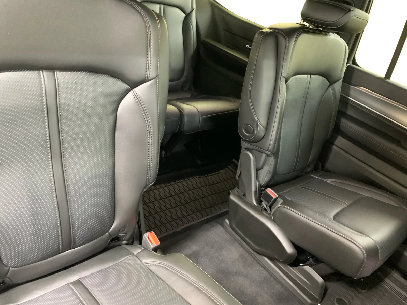 New 2026 Diamond Black Crystal Pearl Jeep Upland image 18