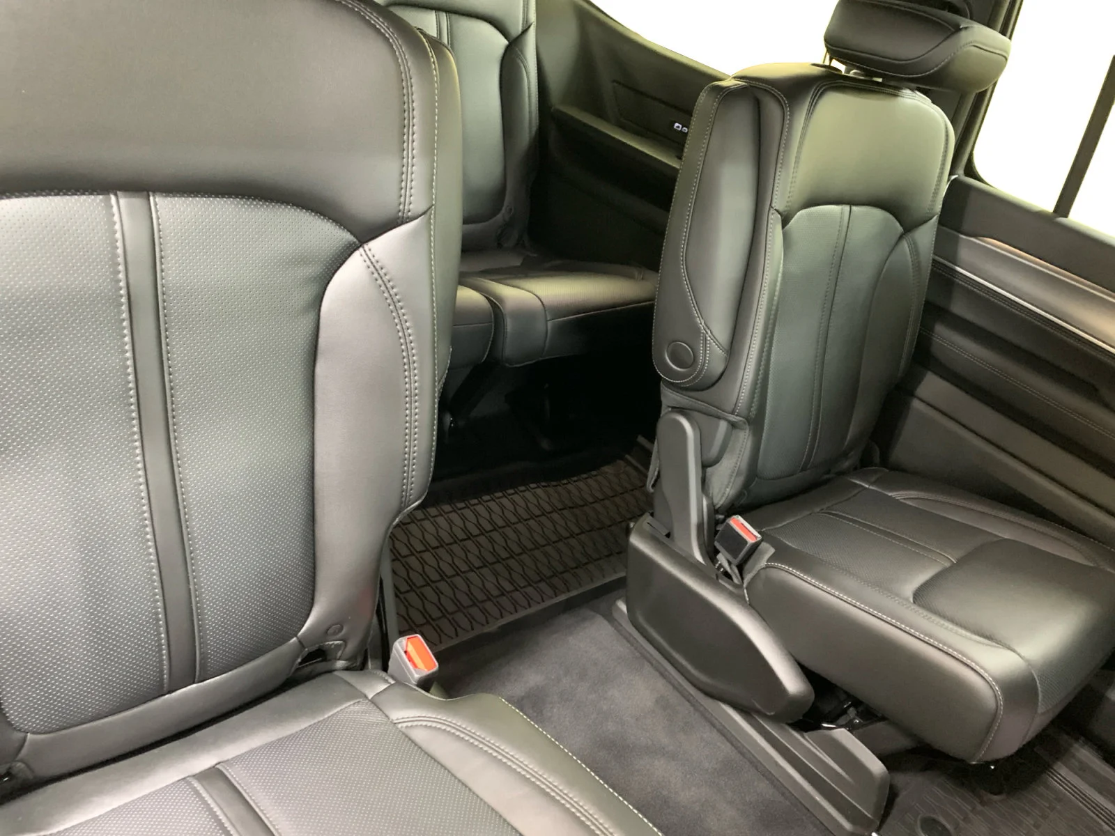 New 2026 Diamond Black Crystal Pearl Jeep Upland image 18