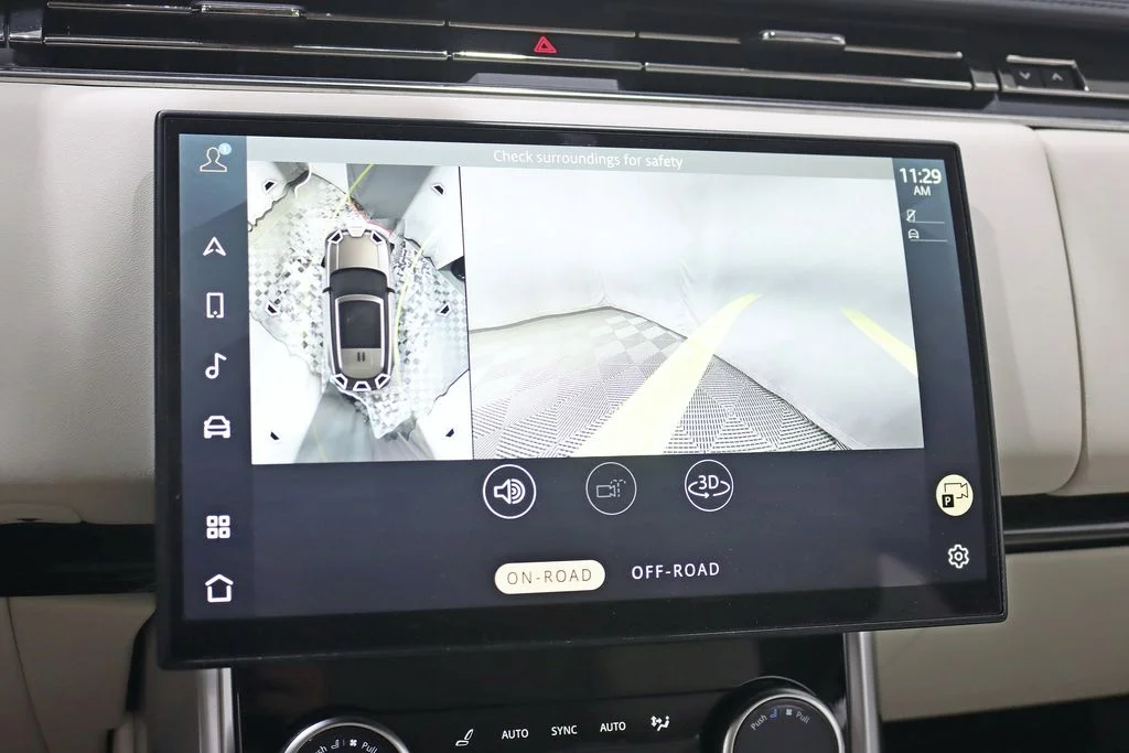 Used 2023 White Land Rover SE image 18