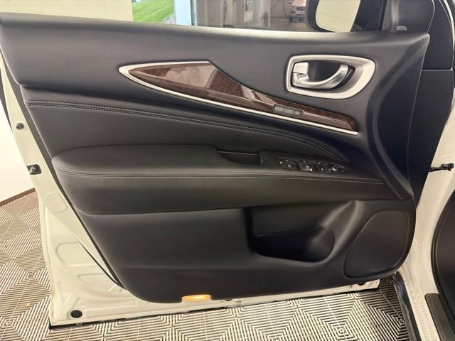 Certified Used 2019 White INFINITI LUXE image 17
