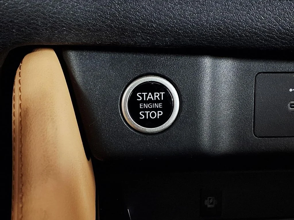 Used 2023 Gold Nissan Platinum image 17