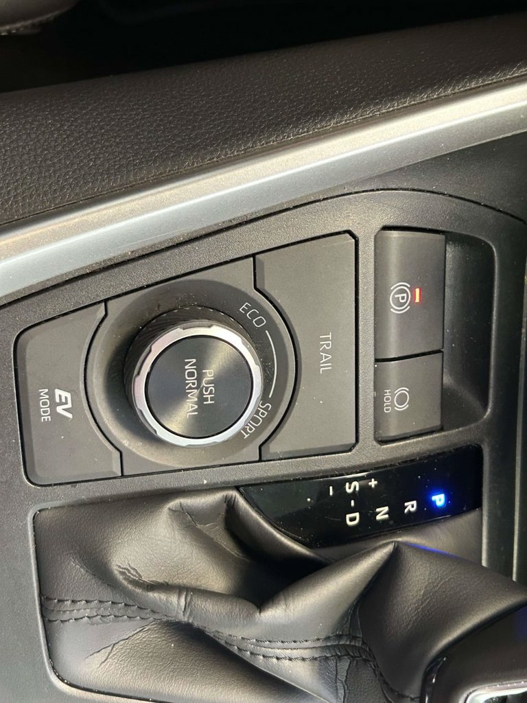 Certified Used 2025 Silver Toyota XLE Premium image 23