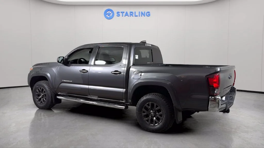 Used 2021  Toyota SR5 image 4