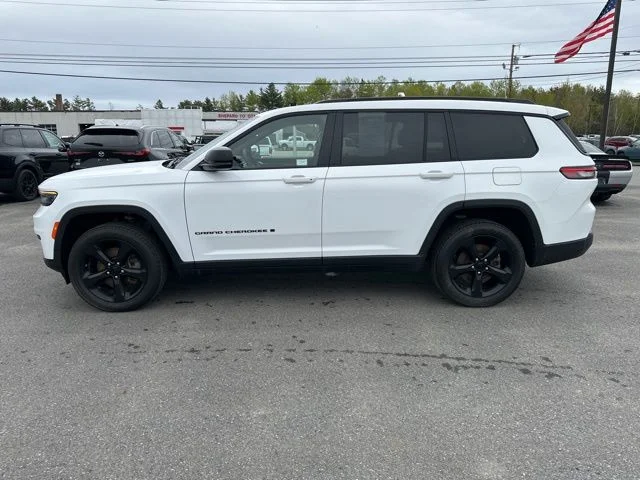 Used 2023 White Jeep Altitude image 4