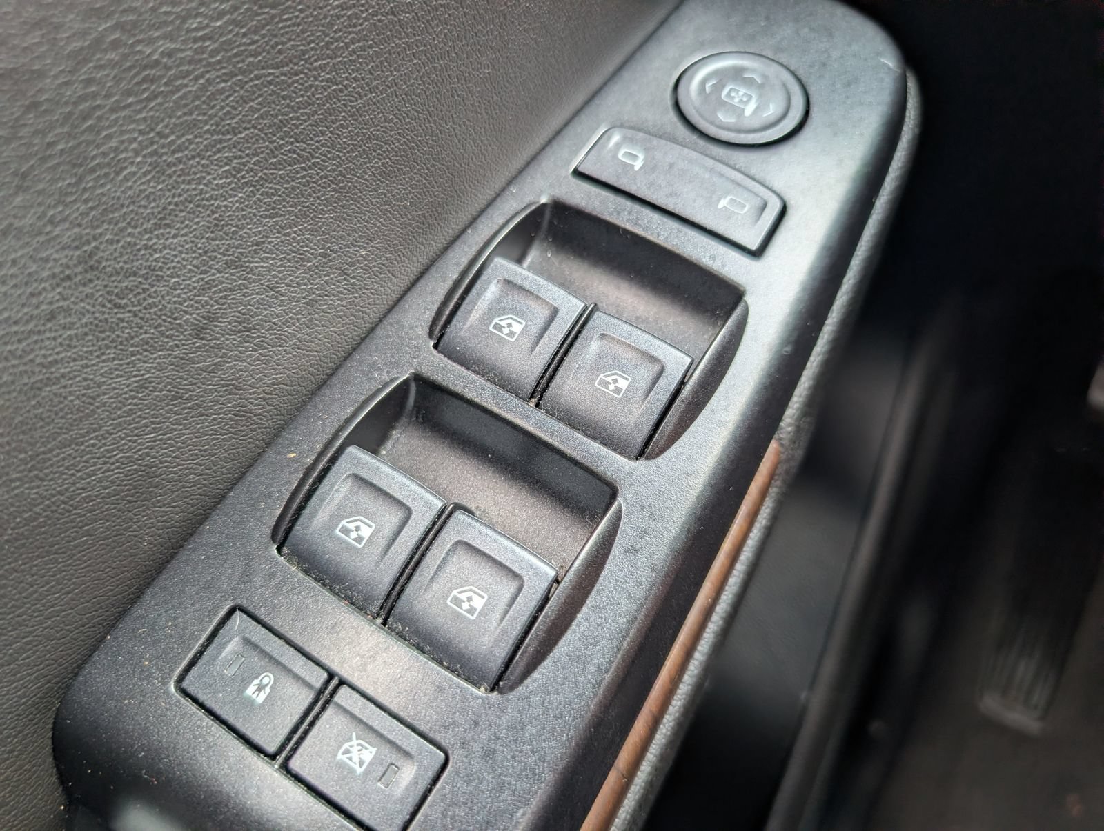 Used 2020 SHADOW GRAY METALLIC Chevrolet LS image 25