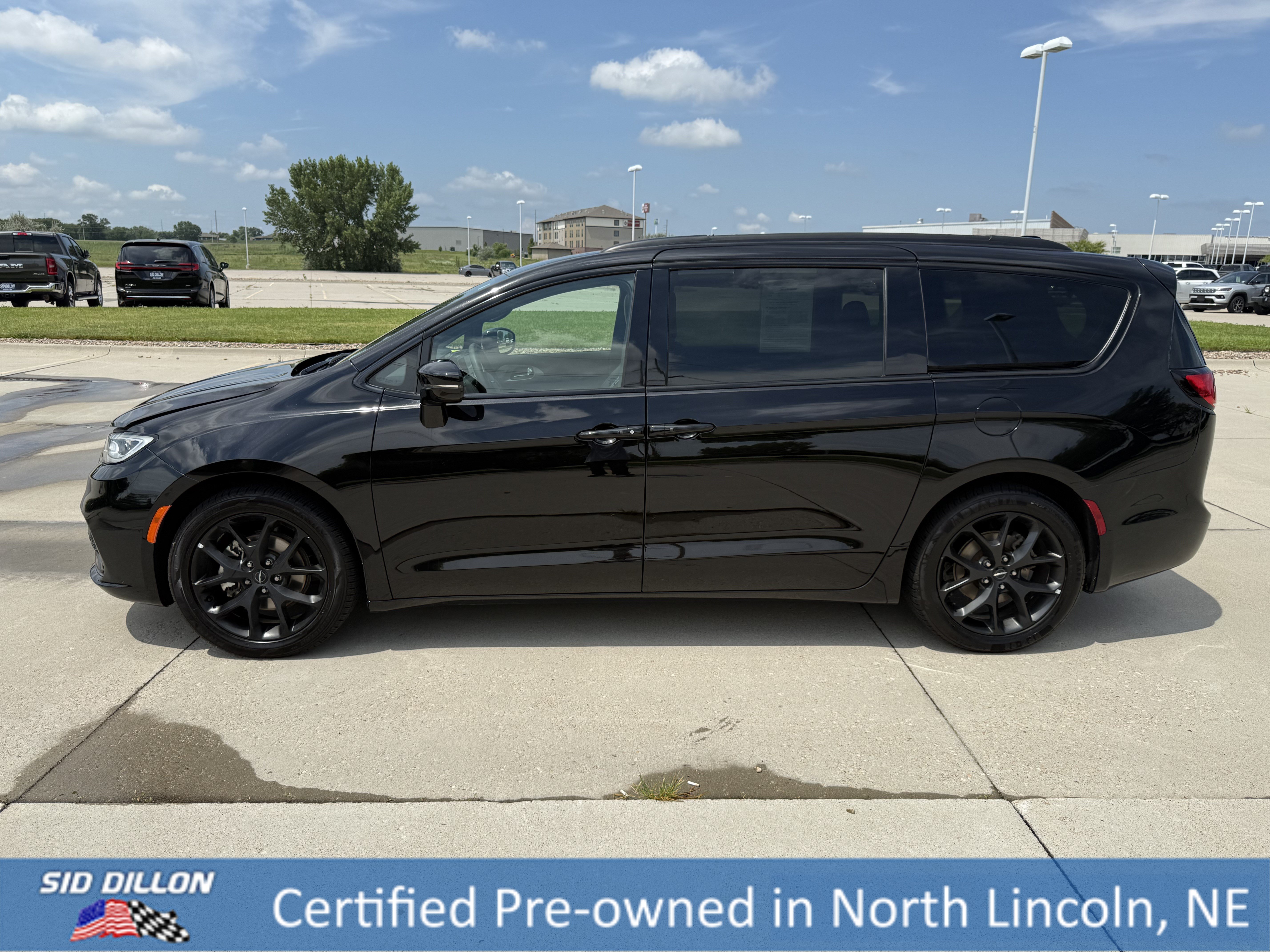 Certified Used 2025 Diamond Black Crystal Pearlcoat Chrysler Limited image 2