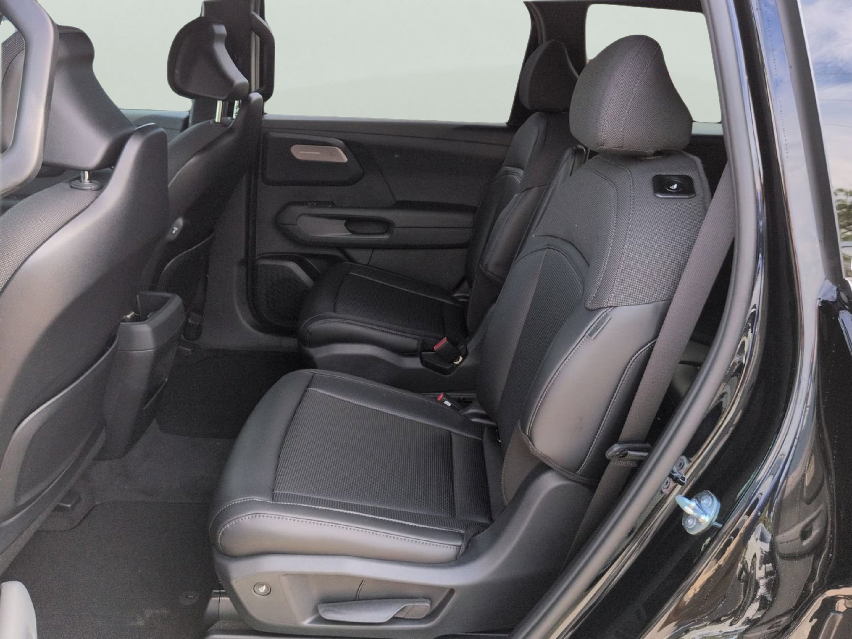 New 2027 Ebony Black Kia S image 13